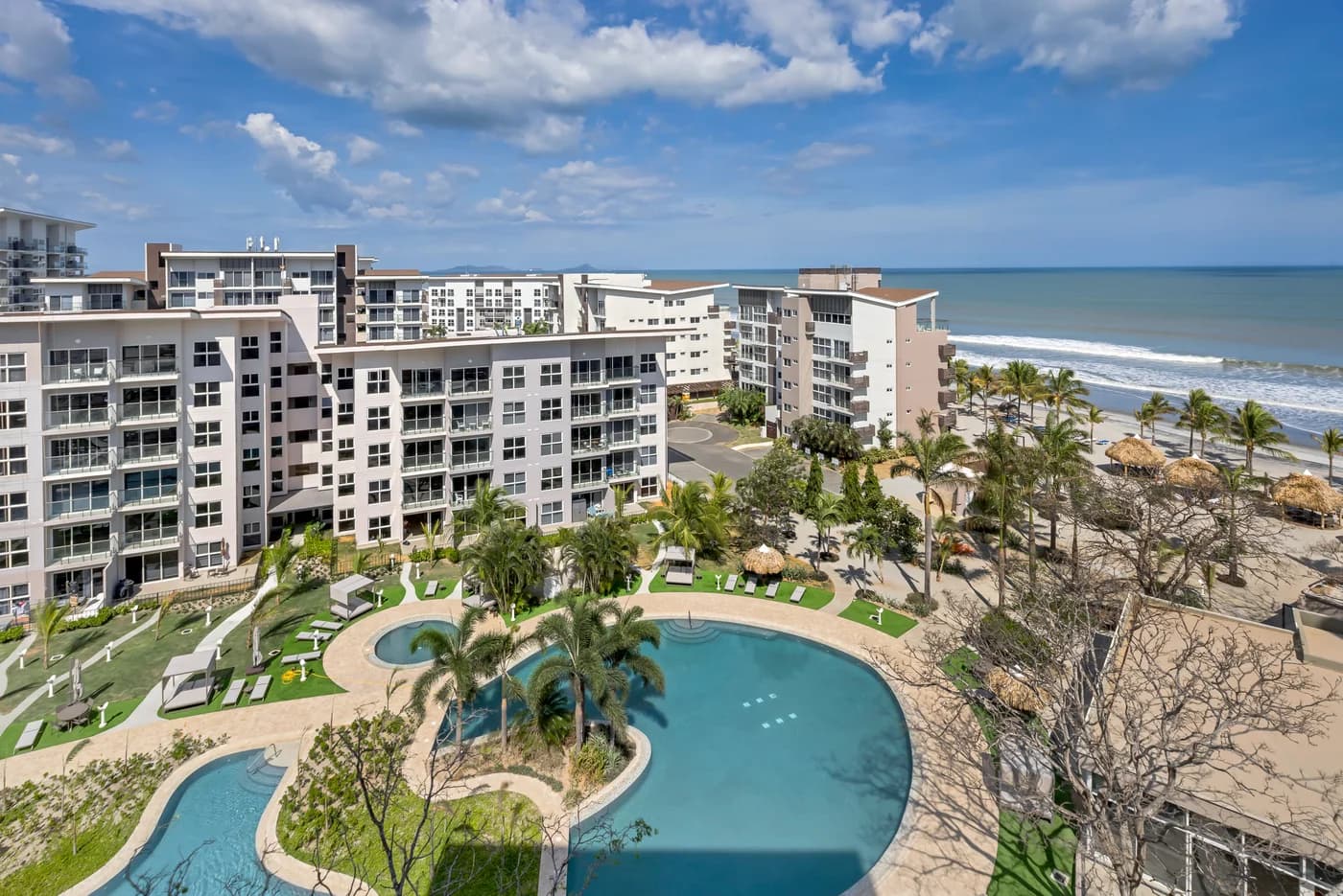 Olas del Mar, en Playa Caracol: edificios y piscina