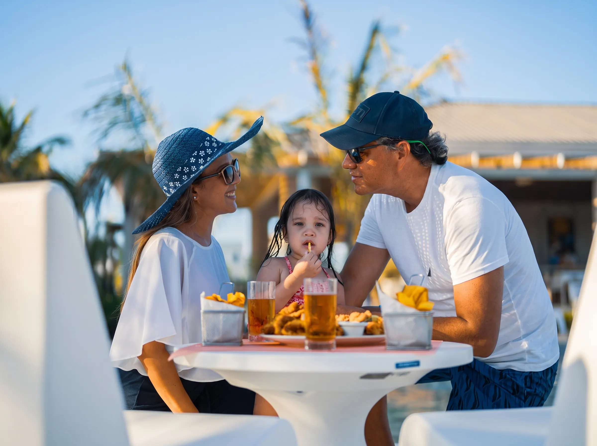 Familia comiendo en una terraza frente al mar